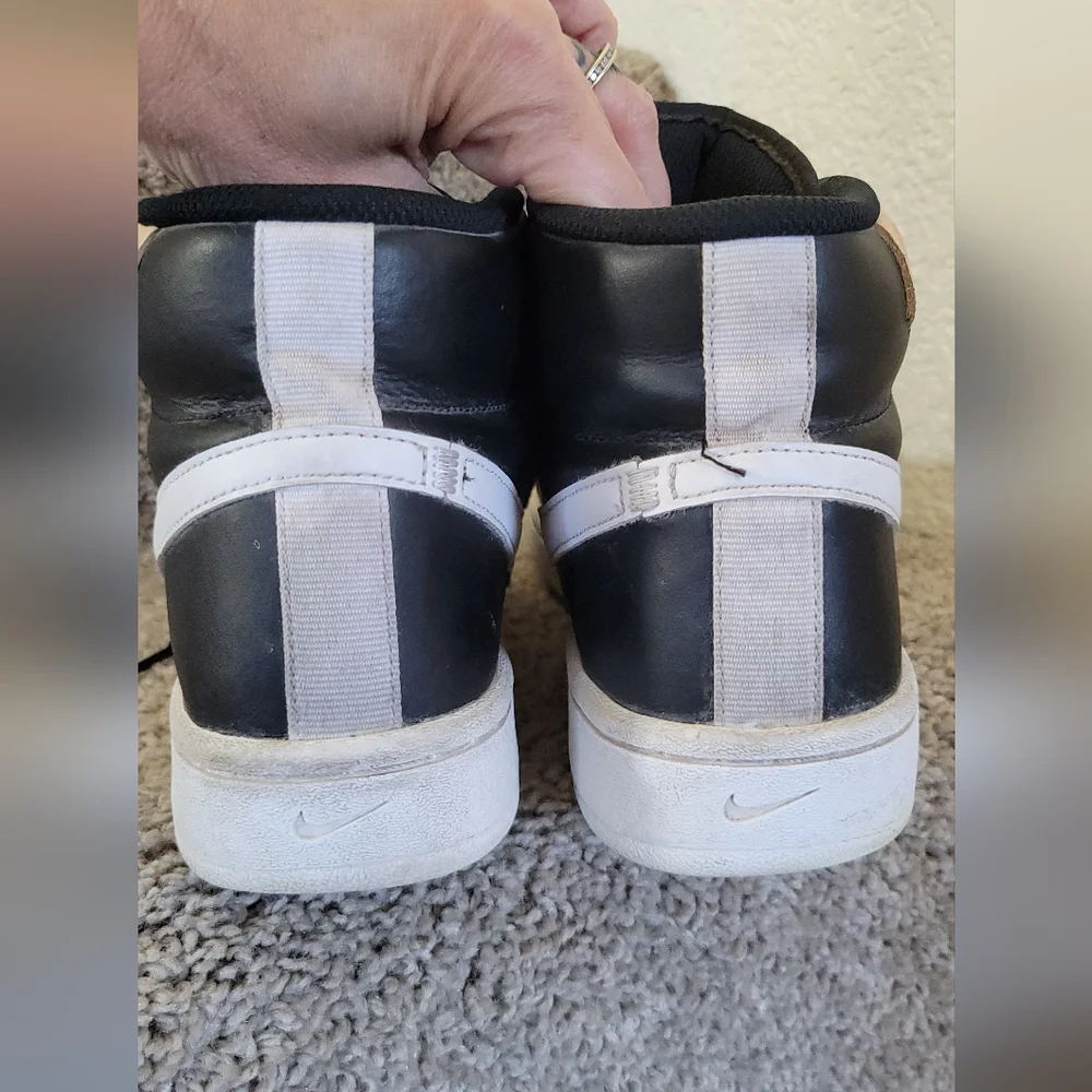 Nike Court Royale 2 Mid sneakers in black and white. Size 7